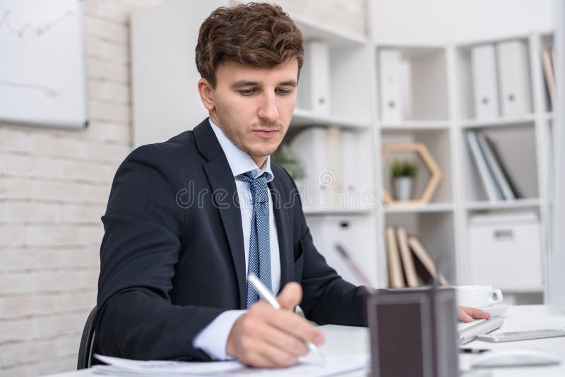 Homem de negócios bem sucedido que trabalha no escritório fotografia de stock Homem de negócios bem sucedido que trabalha no escritório fotografia de stock