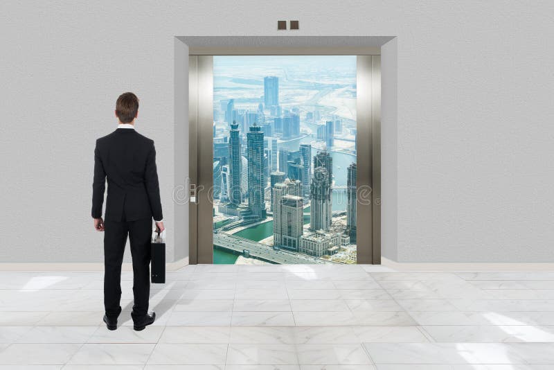 Homem de negócios With Briefcase Looking no elevador moderno imagens de stock royalty free Homem de negócios With Briefcase Looking no elevador moderno imagens de stock royalty free