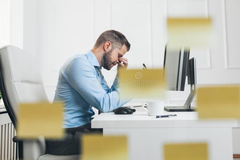 Homem de negócios cansado da carga de trabalho pesada foto de stock royalty free Homem de negócios cansado da carga de trabalho pesada foto de stock royalty free