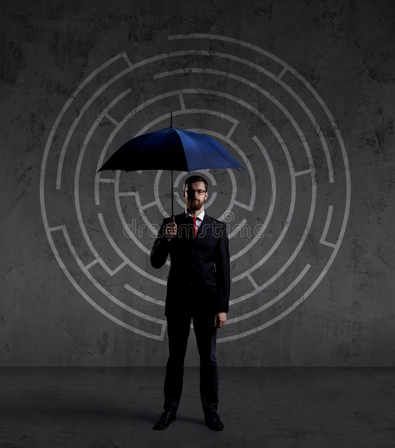 Homem de negócios com guarda-chuva Fundo preto com copyspace Busi fotografia de stock royalty free Homem de negócios com guarda-chuva Fundo preto com copyspace Busi fotografia de stock royalty free