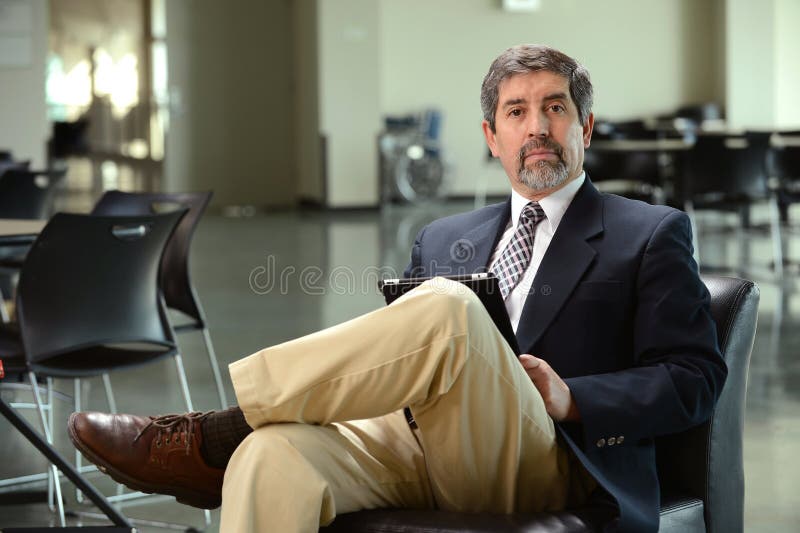 Homem de negócios com uma tabuleta fotos de stock Homem de negócios com uma tabuleta fotos de stock