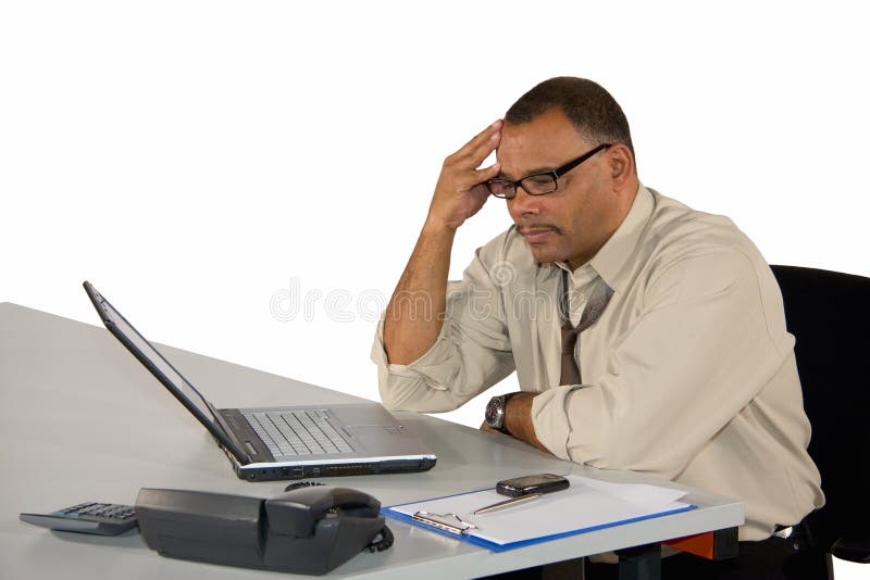 Homem de negócios concentrado que senta-se no portátil