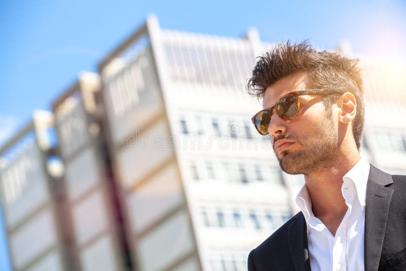 Homem de negócios considerável com óculos de sol imagens de stock Homem de negócios considerável com óculos de sol imagens de stock