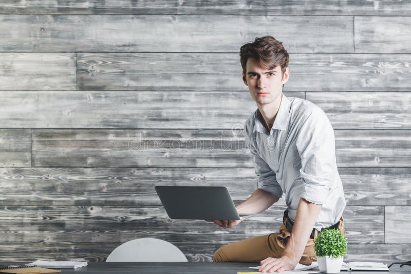 Homem de negócios considerável que usa o laptop fotografia de stock Homem de negócios considerável que usa o laptop fotografia de stock