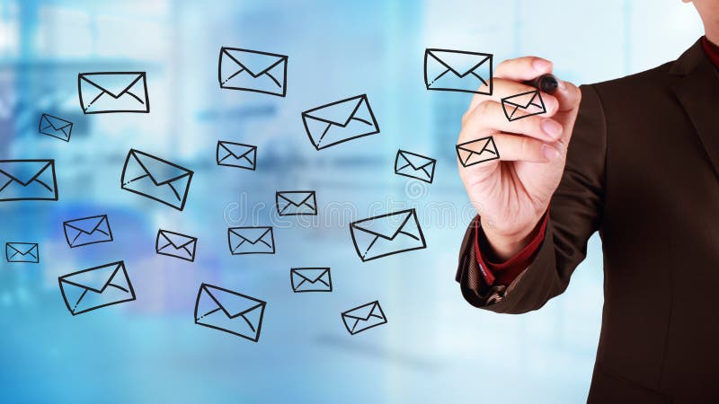 Homem de negócios Draw na tela virtual com os ícones do email que voam sobre foto de stock Homem de negócios Draw na tela virtual com os ícones do email que voam sobre foto de stock