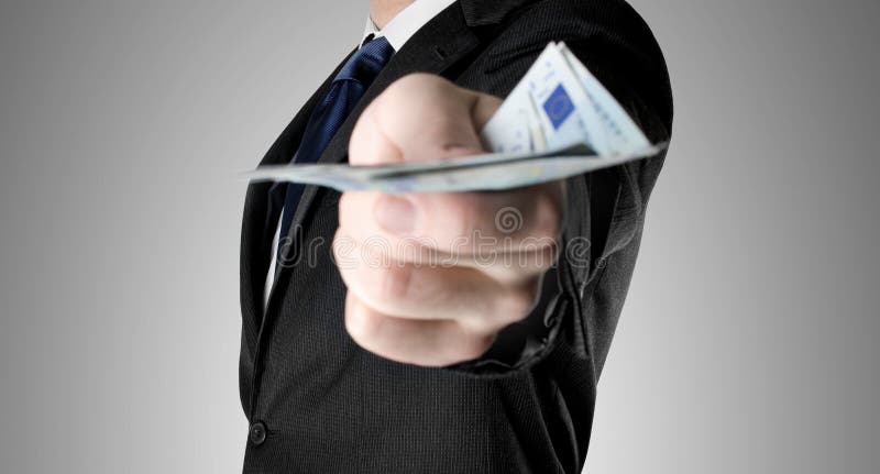 Homem de negócios Dressed no terno e no dinheiro de oferecimento imagem de stock Homem de negócios Dressed no terno e no dinheiro de oferecimento imagem de stock