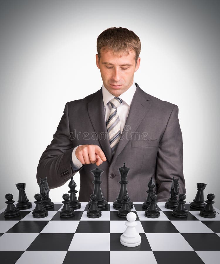 Homem de negócios e placa de xadrez imagens de stock royalty free Homem de negócios e placa de xadrez imagens de stock royalty free
