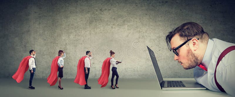 Homem de negócios em estresse sendo ajudado on-line pela equipe profissional de super heróis imagem de stock royalty free Homem de negócios em estresse sendo ajudado on-line pela equipe profissional de super heróis imagem de stock royalty free
