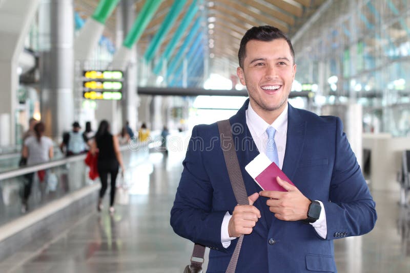 Homem de negócios estrangeiro feliz com sua autorização de trabalho legal imagem de stock royalty free Homem de negócios estrangeiro feliz com sua autorização de trabalho legal imagem de stock royalty free