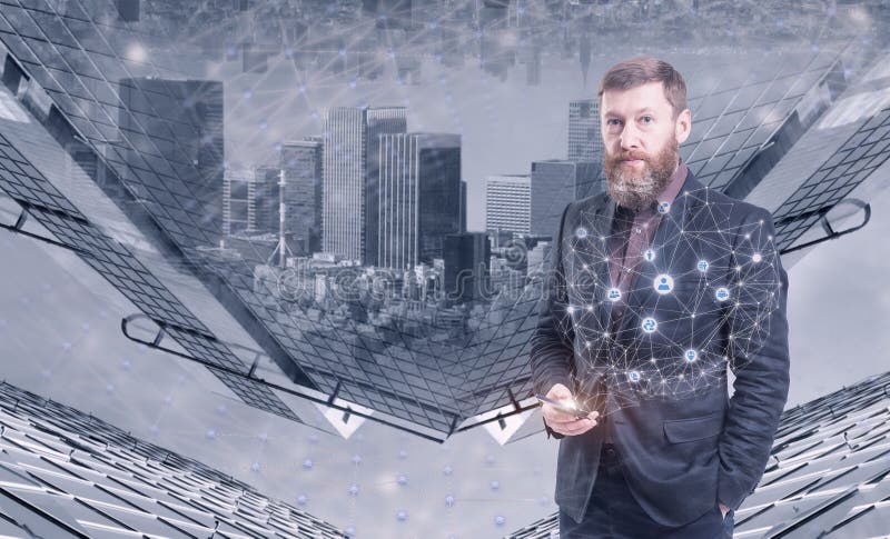 Homem de negócios farpado no terno escuro usando o smartphone com exposição dobro da interface de rede social foto de stock royalty free Homem de negócios farpado no terno escuro usando o smartphone com exposição dobro da interface de rede social foto de stock royalty free