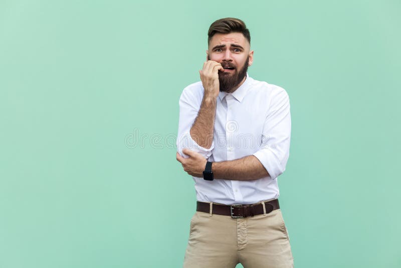 Homem de negócios farpado à moda com warried Indivíduo do moderno que choca a cara, olhando a câmera Interno, tiro do estúdio, imagem de stock Homem de negócios farpado à moda com warried Indivíduo do moderno que choca a cara, olhando a câmera Interno, tiro do estúdio, imagem de stock