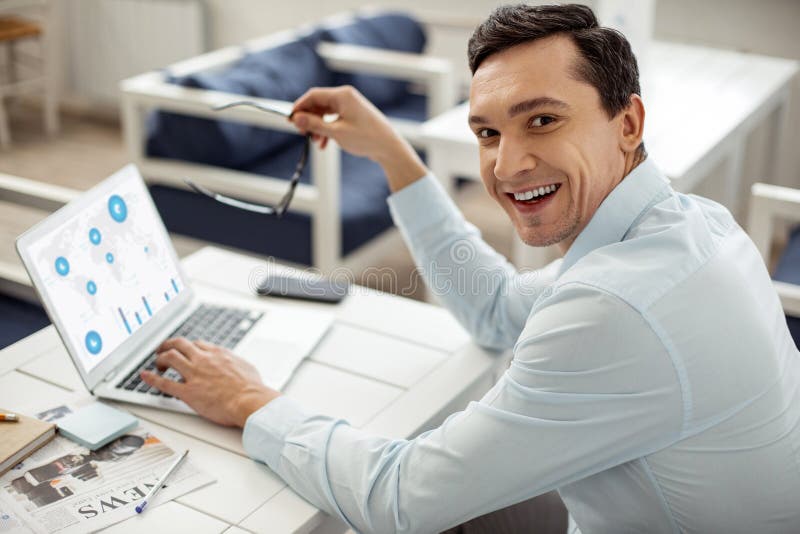 Homem de negócios feliz que faz o negócio e o sorriso fotos de stock royalty free Homem de negócios feliz que faz o negócio e o sorriso fotos de stock royalty free