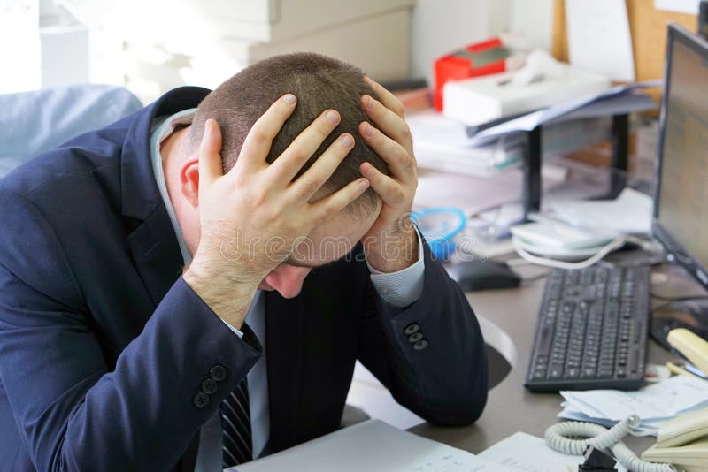 Homem de negócios forçado para fora no trabalho foto de stock Homem de negócios forçado para fora no trabalho foto de stock