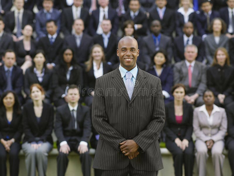 Homem de negócios In Front Of Multiethnic Executives imagem de stock Homem de negócios In Front Of Multiethnic Executives imagem de stock