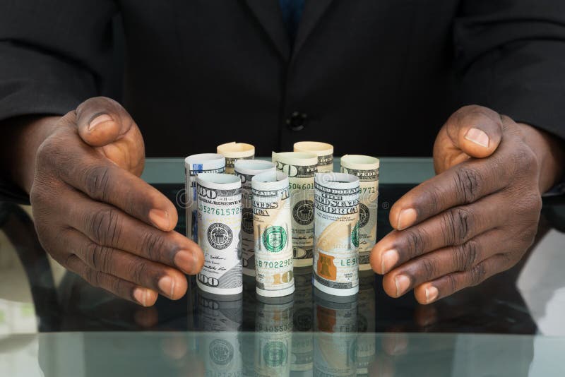 Homem de negócios Hands Protecting Banknotes fotos de stock Homem de negócios Hands Protecting Banknotes fotos de stock