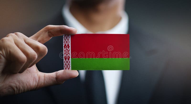 Homem de negócios Holding Card da bandeira de Bielorrússia fotos de stock royalty free Homem de negócios Holding Card da bandeira de Bielorrússia fotos de stock royalty free