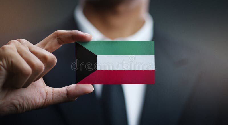 Homem de negócios Holding Card da bandeira de Kuwait imagem de stock royalty free Homem de negócios Holding Card da bandeira de Kuwait imagem de stock royalty free