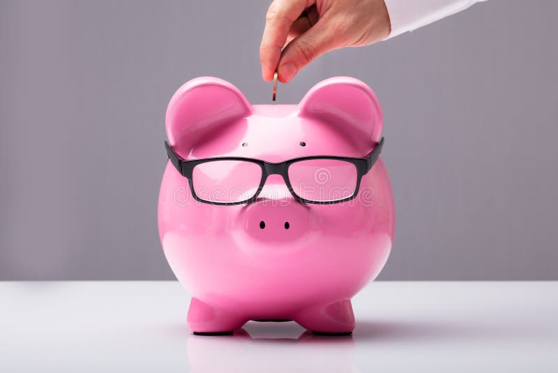 Homem de negócios Inserting Coin imagem de stock royalty free Homem de negócios Inserting Coin imagem de stock royalty free