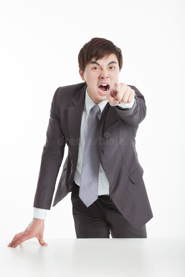 Homem de negócios irritado que aponta a câmera fotografia de stock royalty free Homem de negócios irritado que aponta a câmera fotografia de stock royalty free