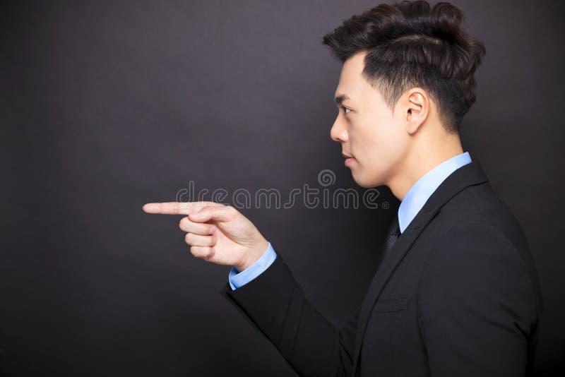 Homem de negócios irritado que está antes do fundo preto fotos de stock royalty free Homem de negócios irritado que está antes do fundo preto fotos de stock royalty free