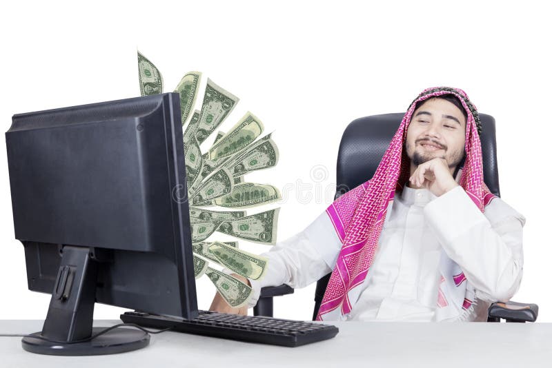 Homem de negócios muçulmano que olha o dinheiro no monitor foto de stock royalty free Homem de negócios muçulmano que olha o dinheiro no monitor foto de stock royalty free