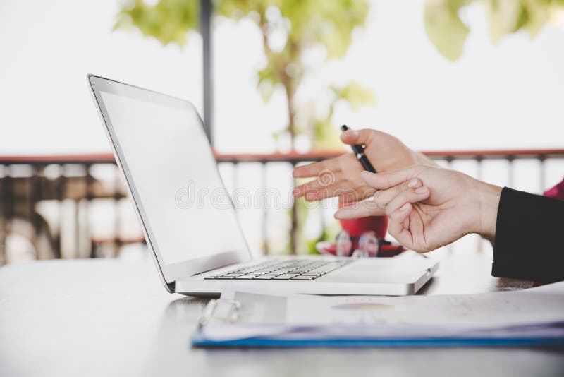 Homem de negócios na frente do computador moderno imagens de stock royalty free Homem de negócios na frente do computador moderno imagens de stock royalty free