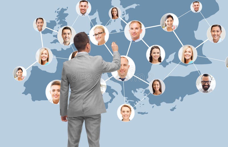 Empresário em ecrã virtual com contactos foto de stock