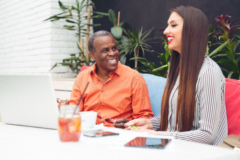 Homem de negócios no café que prepara-se para uma reunião imagem de stock Homem de negócios no café que prepara-se para uma reunião imagem de stock