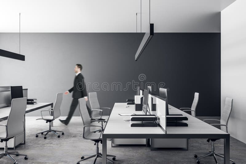 Homem de negócios no escritório cinzento fotografia de stock royalty free Homem de negócios no escritório cinzento fotografia de stock royalty free