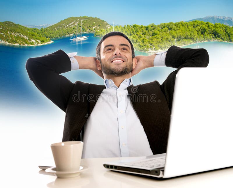 Homem de negócios no escritório que pensa e que sonha de férias de verão fotos de stock royalty free Homem de negócios no escritório que pensa e que sonha de férias de verão fotos de stock royalty free