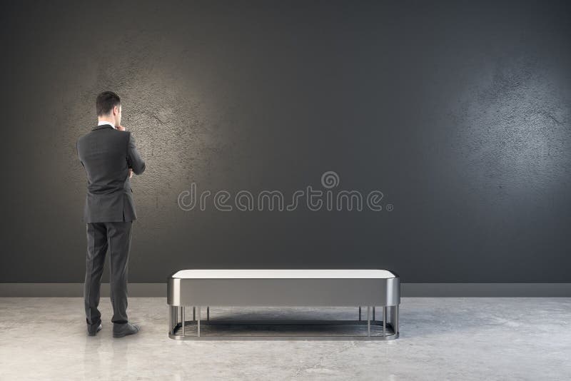 Homem de negócios no salão de exposição preto foto de stock royalty free Homem de negócios no salão de exposição preto foto de stock royalty free