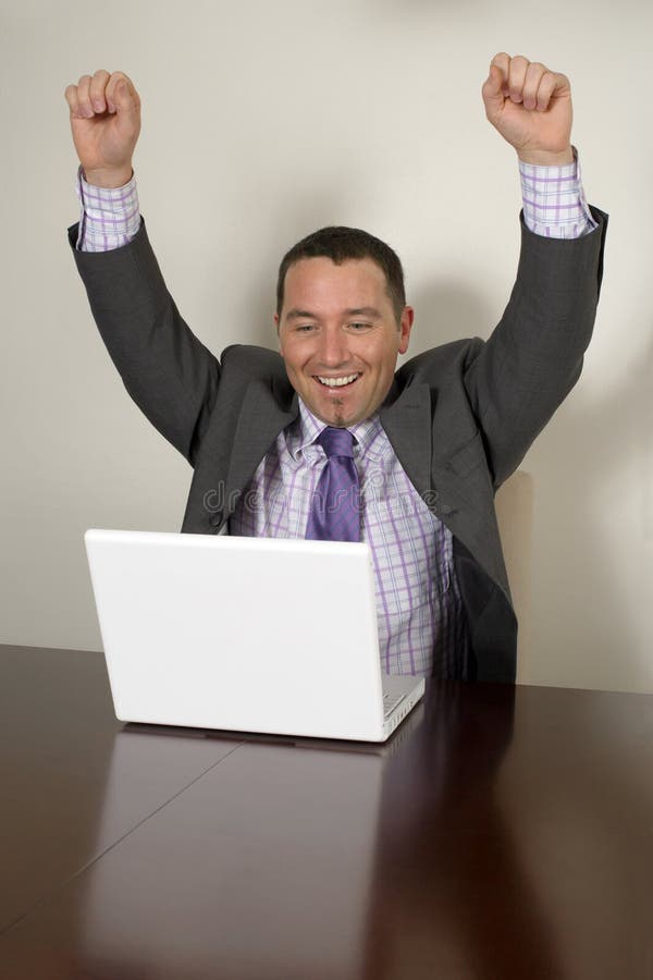 Homem de negócios novo feliz imagem de stock Homem de negócios novo feliz imagem de stock