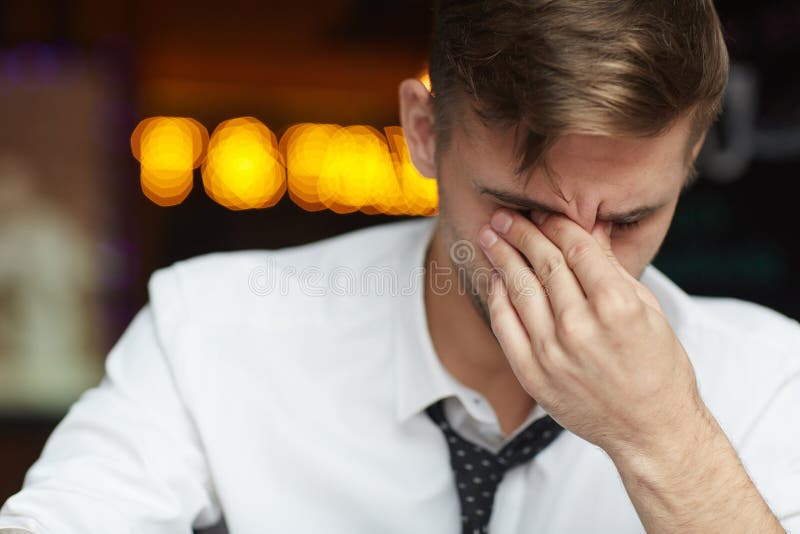 Homem de negócios novo Fighting Tiredness no trabalho imagem de stock royalty free Homem de negócios novo Fighting Tiredness no trabalho imagem de stock royalty free