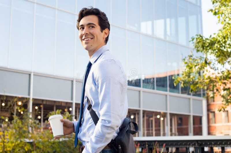Homem de negócios novo fora imagem de stock royalty free Homem de negócios novo fora imagem de stock royalty free