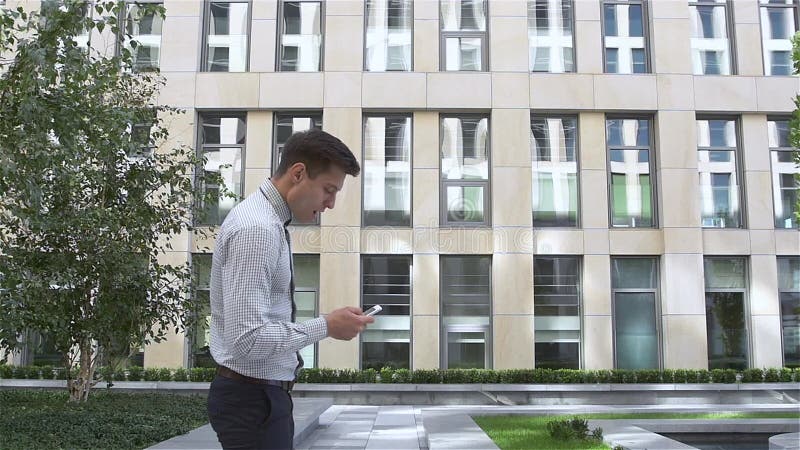 Homem de negócios novo gesticulando bem sucedido muito feliz, homem emocional, movimento lento