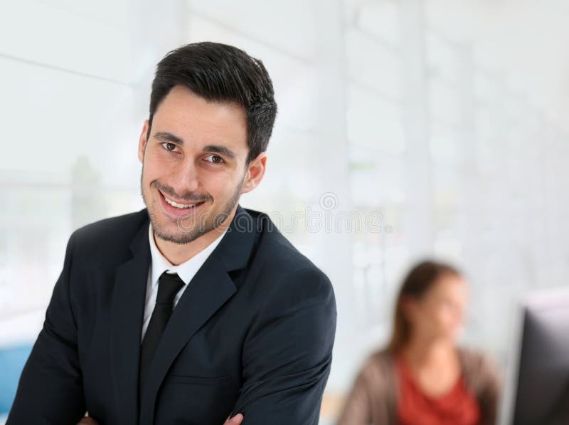 Homem de negócios novo no escritório imagens de stock royalty free Homem de negócios novo no escritório imagens de stock royalty free