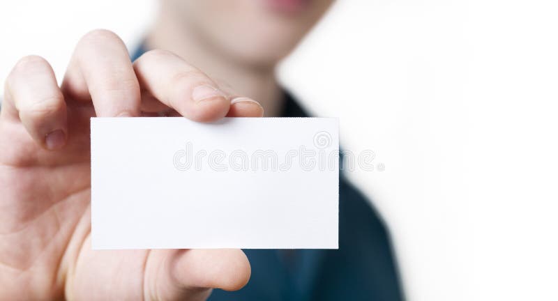Homem de negócios novo ocasional que guardara o cartão. fotografia de stock royalty free Homem de negócios novo ocasional que guardara o cartão. fotografia de stock royalty free
