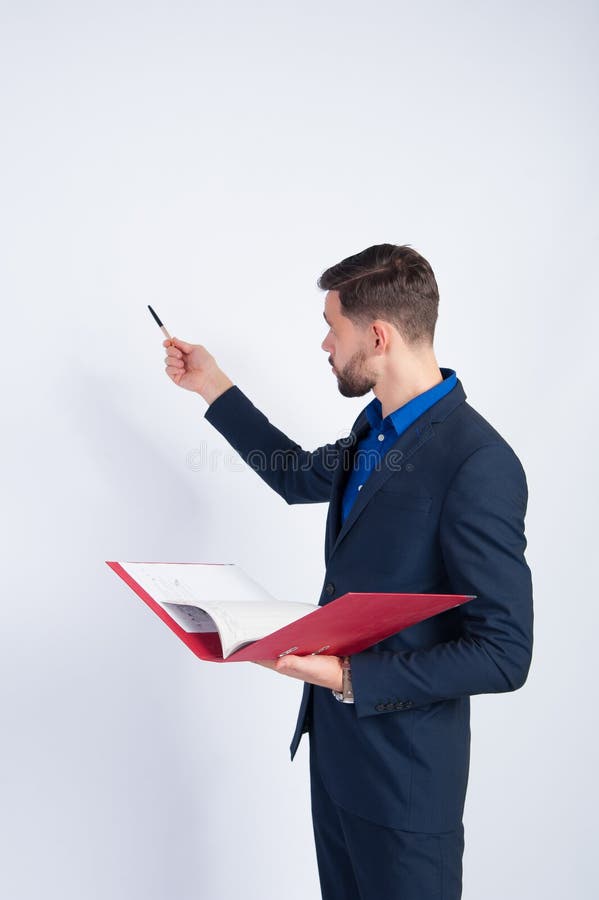 Homem de negócios novo que faz uma apresentação fotografia de stock Homem de negócios novo que faz uma apresentação fotografia de stock