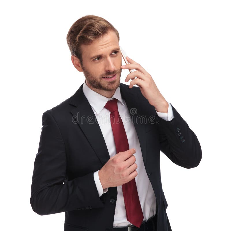 Homem de negócios pensativo que fala no telefone e que olha ao lado imagem de stock royalty free Homem de negócios pensativo que fala no telefone e que olha ao lado imagem de stock royalty free
