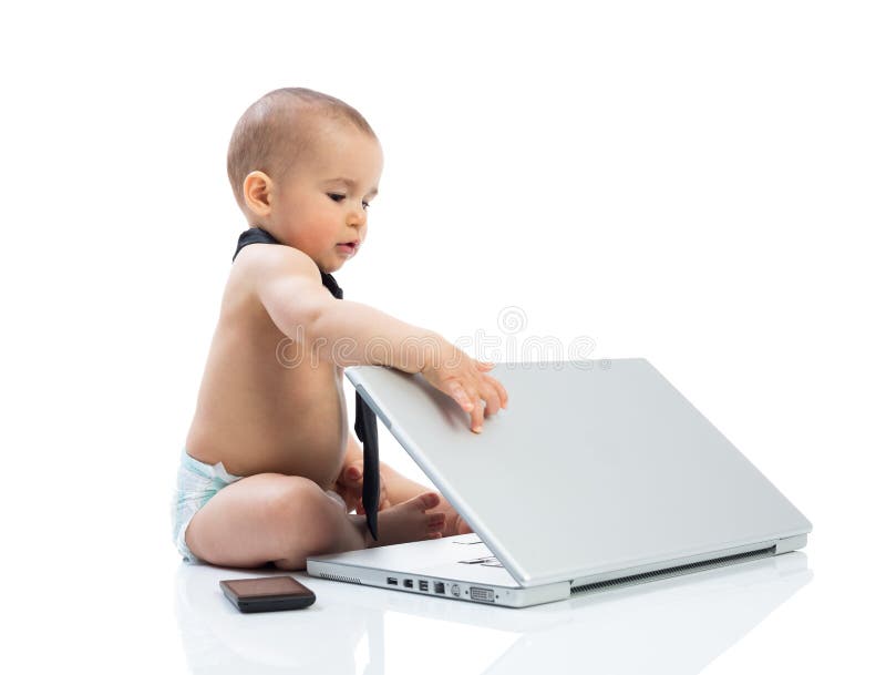 Homem de negócios pequeno bonito do bebê com computador fotografia de stock Homem de negócios pequeno bonito do bebê com computador fotografia de stock