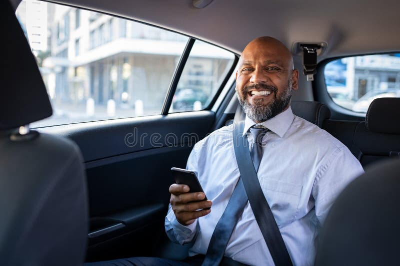 Homem de negócios preto bem sucedido no carro foto de stock royalty free Homem de negócios preto bem sucedido no carro foto de stock royalty free