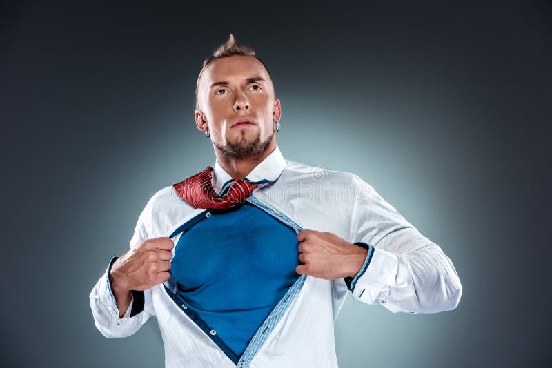 Homem de negócios que actua como um super-herói e um rasgo imagem de stock