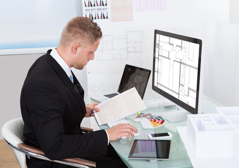 Homem de negócios que analisa uma verificação em linha da planilha fotos de stock Homem de negócios que analisa uma verificação em linha da planilha fotos de stock
