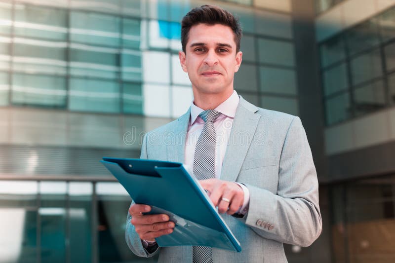 Homem de negócios que aponta na cláusula do contrato imagem de stock Homem de negócios que aponta na cláusula do contrato imagem de stock