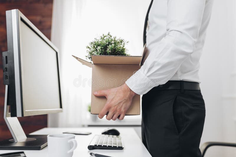 Homem de negócios que cancela sua mesa após a fatura redundante imagens de stock royalty free Homem de negócios que cancela sua mesa após a fatura redundante imagens de stock royalty free