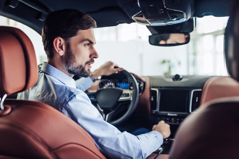Homem de negócios que conduz um carro imagem de stock Homem de negócios que conduz um carro imagem de stock