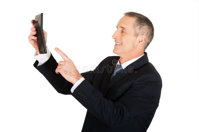 Homem de negócios que empurra o botão na calculadora imagem de stock Homem de negócios que empurra o botão na calculadora imagem de stock