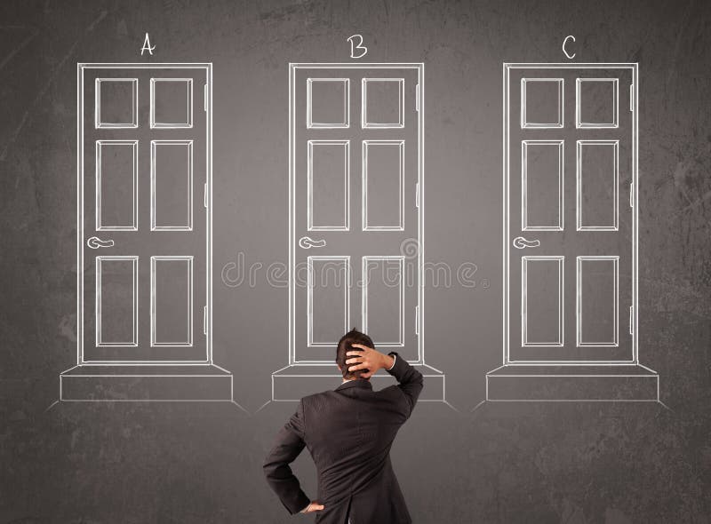 Homem de negócios que escolhe a porta direita foto de stock Homem de negócios que escolhe a porta direita foto de stock