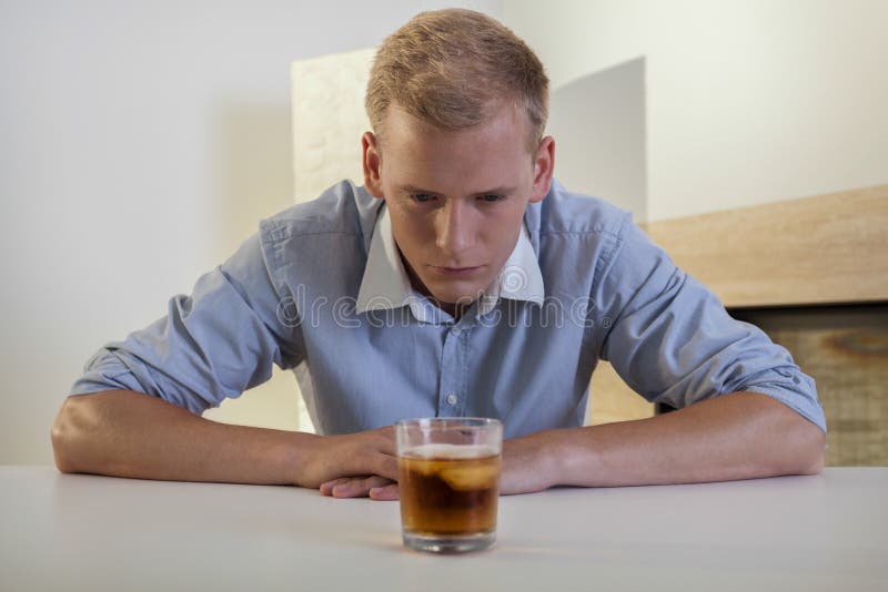 Homem de negócios que esforça-se com o problema alcoólico fotos de stock royalty free Homem de negócios que esforça-se com o problema alcoólico fotos de stock royalty free