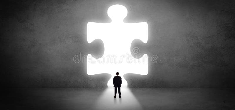 Homem de negócios que está na frente de uma parte grande do enigma imagens de stock royalty free Homem de negócios que está na frente de uma parte grande do enigma imagens de stock royalty free